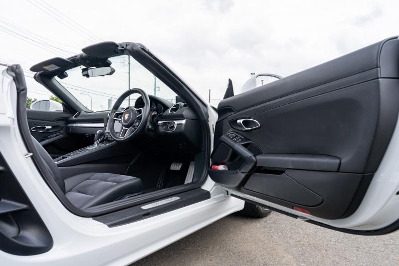 ポルシェ 718 ボクスター ﾍﾞｰｽｸﾞﾚｰﾄﾞ ｽﾎﾟｰﾂｸﾛﾉPKG　MY18 ﾌﾞﾗｯｸﾊｰﾌﾚｻﾞｰｼｰﾄ ﾌﾞﾗｯｸｿﾌﾄﾄｯﾌﾟ PCMﾅﾋﾞ CarPlay PDLS ｽﾎﾟｰﾂﾃｰﾙﾊﾟｲﾌﾟ ﾌﾞﾗｯｸﾃｰﾙﾗｲﾄ 電動Dﾐﾗｰ ｱﾙﾐﾆｳﾑﾍﾟﾀﾞﾙ TPM ﾎﾞｸｽﾀｰ18ｲﾝﾁAW　2年保証