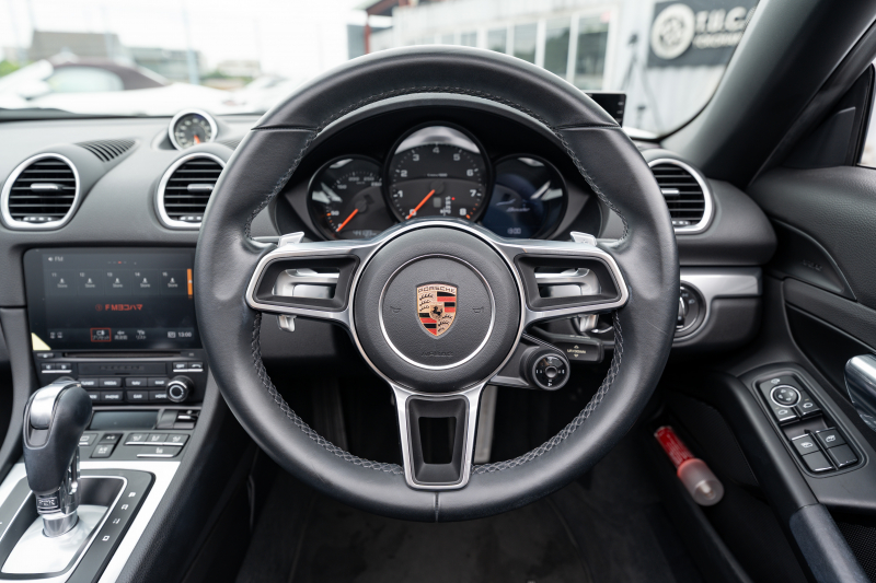 ポルシェ 718 ボクスター ﾍﾞｰｽｸﾞﾚｰﾄﾞ ｽﾎﾟｰﾂｸﾛﾉPKG　MY18 ﾌﾞﾗｯｸﾊｰﾌﾚｻﾞｰｼｰﾄ ﾌﾞﾗｯｸｿﾌﾄﾄｯﾌﾟ PCMﾅﾋﾞ CarPlay PDLS ｽﾎﾟｰﾂﾃｰﾙﾊﾟｲﾌﾟ ﾌﾞﾗｯｸﾃｰﾙﾗｲﾄ 電動Dﾐﾗｰ ｱﾙﾐﾆｳﾑﾍﾟﾀﾞﾙ TPM ﾎﾞｸｽﾀｰ18ｲﾝﾁAW　2年保証