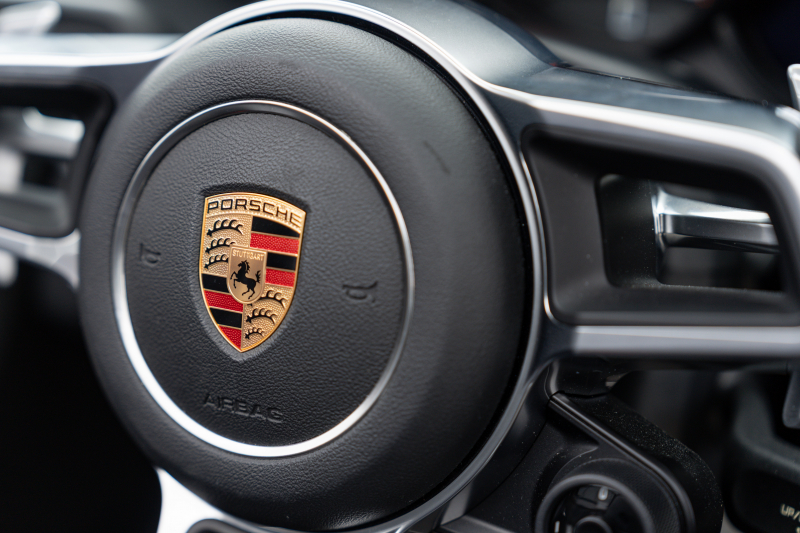ポルシェ 718 ボクスター ﾍﾞｰｽｸﾞﾚｰﾄﾞ ｽﾎﾟｰﾂｸﾛﾉPKG　MY18 ﾌﾞﾗｯｸﾊｰﾌﾚｻﾞｰｼｰﾄ ﾌﾞﾗｯｸｿﾌﾄﾄｯﾌﾟ PCMﾅﾋﾞ CarPlay PDLS ｽﾎﾟｰﾂﾃｰﾙﾊﾟｲﾌﾟ ﾌﾞﾗｯｸﾃｰﾙﾗｲﾄ 電動Dﾐﾗｰ ｱﾙﾐﾆｳﾑﾍﾟﾀﾞﾙ TPM ﾎﾞｸｽﾀｰ18ｲﾝﾁAW　2年保証