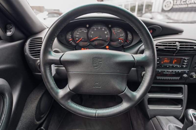 ポルシェ 911(Type996) ｶﾚﾗ　6速ﾏﾆｭｱﾙ 左ﾊﾝﾄﾞﾙ 希少ｶﾗｰ ﾌﾞﾗｯｸﾚｻﾞｰｼｰﾄ ｱﾙｶﾝﾀｰﾗﾙｰﾌﾗｲﾅｰ ｶﾚﾗﾘｱｽﾎﾟｲﾗｰ PSM ｷｾﾉﾝﾗｲﾄ ｶﾗｰｸﾚｽﾄｷｬｯﾌﾟ ﾀｰﾎﾞﾙｯｸ18ｲﾝﾁAW　2年保証