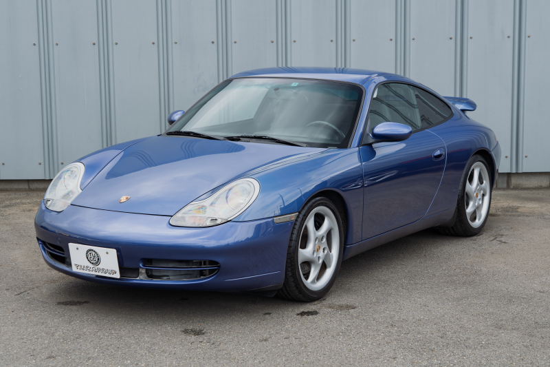 ポルシェ 911(Type996) ｶﾚﾗ　6速ﾏﾆｭｱﾙ 左ﾊﾝﾄﾞﾙ 希少ｶﾗｰ ﾌﾞﾗｯｸﾚｻﾞｰｼｰﾄ ｱﾙｶﾝﾀｰﾗﾙｰﾌﾗｲﾅｰ ｶﾚﾗﾘｱｽﾎﾟｲﾗｰ PSM ｷｾﾉﾝﾗｲﾄ ｶﾗｰｸﾚｽﾄｷｬｯﾌﾟ ﾀｰﾎﾞﾙｯｸ18ｲﾝﾁAW　2年保証