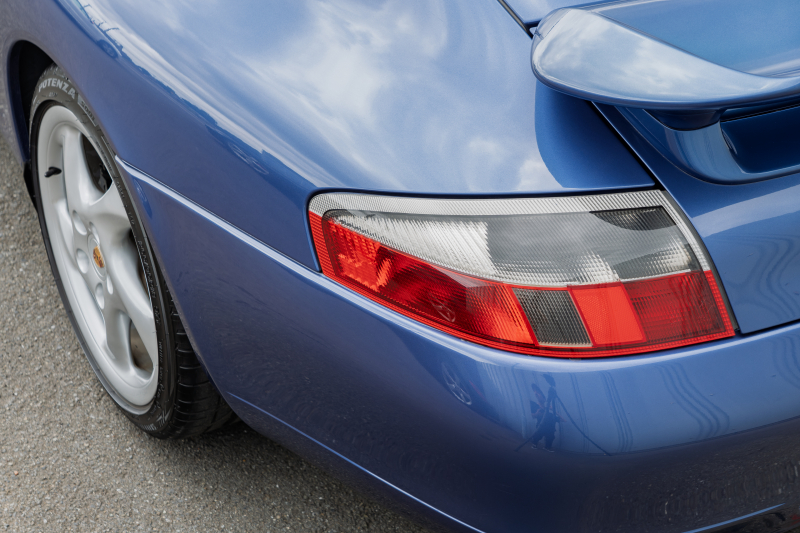 ポルシェ 911(Type996) ｶﾚﾗ　6速ﾏﾆｭｱﾙ 左ﾊﾝﾄﾞﾙ 希少ｶﾗｰ ﾌﾞﾗｯｸﾚｻﾞｰｼｰﾄ ｱﾙｶﾝﾀｰﾗﾙｰﾌﾗｲﾅｰ ｶﾚﾗﾘｱｽﾎﾟｲﾗｰ PSM ｷｾﾉﾝﾗｲﾄ ｶﾗｰｸﾚｽﾄｷｬｯﾌﾟ ﾀｰﾎﾞﾙｯｸ18ｲﾝﾁAW　2年保証