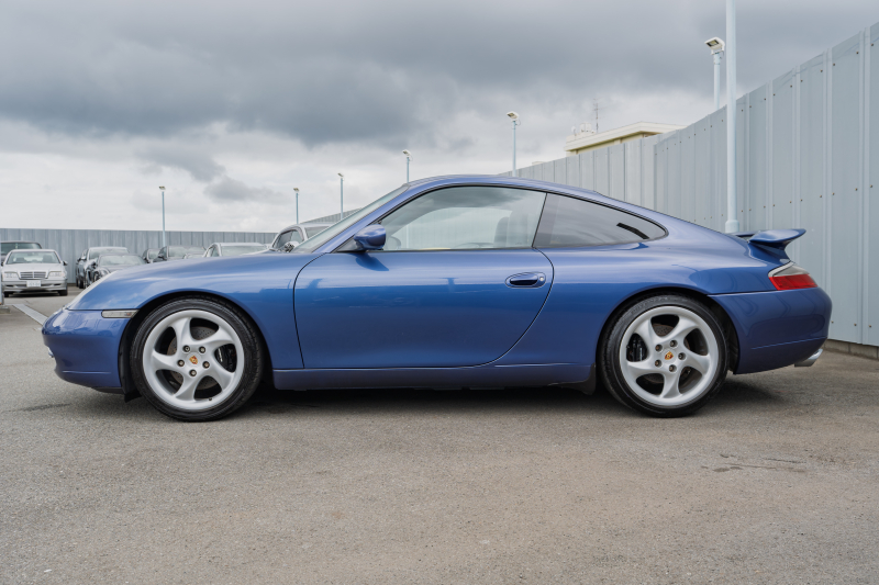 ポルシェ 911(Type996) ｶﾚﾗ　6速ﾏﾆｭｱﾙ 左ﾊﾝﾄﾞﾙ 希少ｶﾗｰ ﾌﾞﾗｯｸﾚｻﾞｰｼｰﾄ ｱﾙｶﾝﾀｰﾗﾙｰﾌﾗｲﾅｰ ｶﾚﾗﾘｱｽﾎﾟｲﾗｰ PSM ｷｾﾉﾝﾗｲﾄ ｶﾗｰｸﾚｽﾄｷｬｯﾌﾟ ﾀｰﾎﾞﾙｯｸ18ｲﾝﾁAW　2年保証