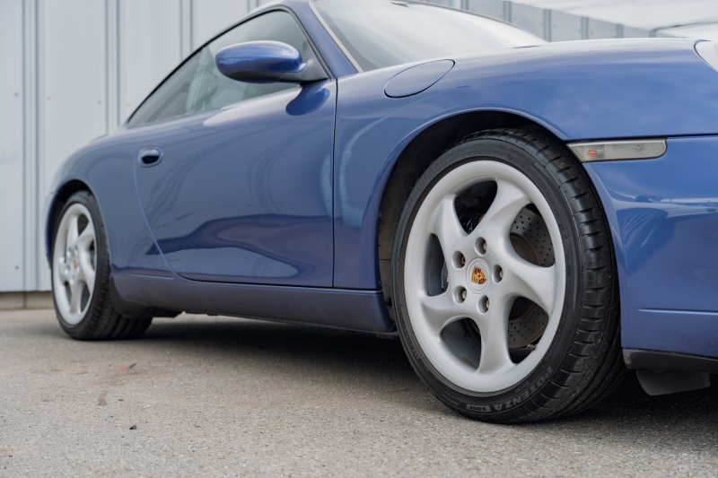 ポルシェ 911(Type996) ｶﾚﾗ　6速ﾏﾆｭｱﾙ 左ﾊﾝﾄﾞﾙ 希少ｶﾗｰ ﾌﾞﾗｯｸﾚｻﾞｰｼｰﾄ ｱﾙｶﾝﾀｰﾗﾙｰﾌﾗｲﾅｰ ｶﾚﾗﾘｱｽﾎﾟｲﾗｰ PSM ｷｾﾉﾝﾗｲﾄ ｶﾗｰｸﾚｽﾄｷｬｯﾌﾟ ﾀｰﾎﾞﾙｯｸ18ｲﾝﾁAW　2年保証