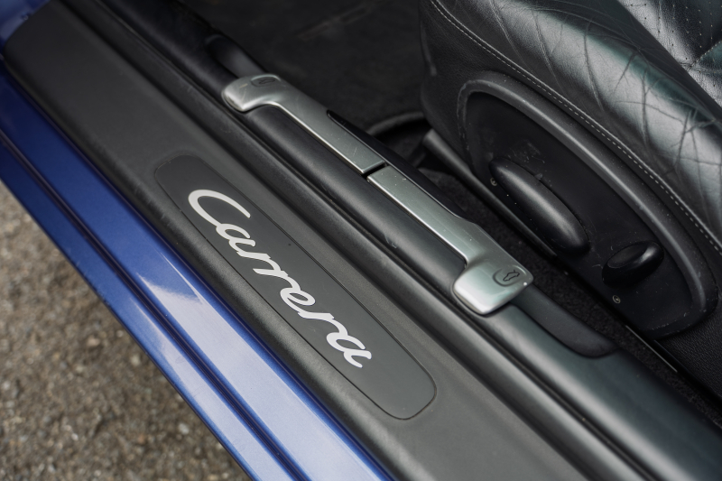 ポルシェ 911(Type996) ｶﾚﾗ　6速ﾏﾆｭｱﾙ 左ﾊﾝﾄﾞﾙ 希少ｶﾗｰ ﾌﾞﾗｯｸﾚｻﾞｰｼｰﾄ ｱﾙｶﾝﾀｰﾗﾙｰﾌﾗｲﾅｰ ｶﾚﾗﾘｱｽﾎﾟｲﾗｰ PSM ｷｾﾉﾝﾗｲﾄ ｶﾗｰｸﾚｽﾄｷｬｯﾌﾟ ﾀｰﾎﾞﾙｯｸ18ｲﾝﾁAW　2年保証