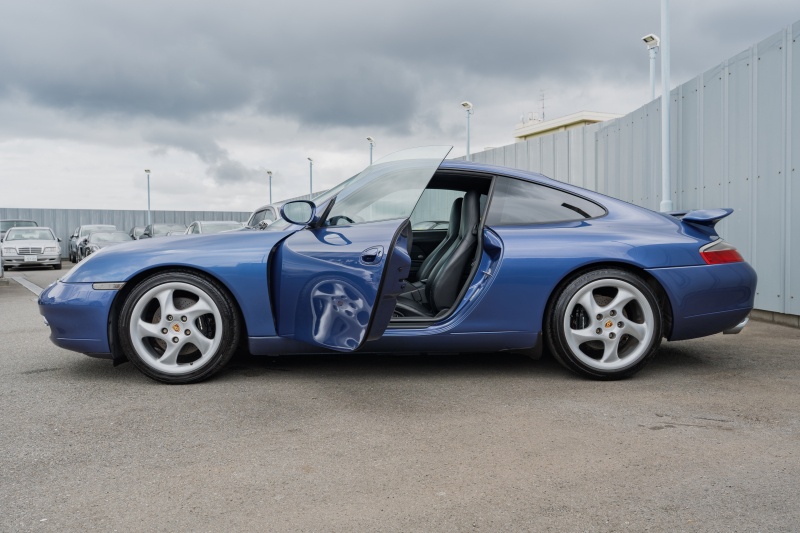 ポルシェ 911(Type996) ｶﾚﾗ　6速ﾏﾆｭｱﾙ 左ﾊﾝﾄﾞﾙ 希少ｶﾗｰ ﾌﾞﾗｯｸﾚｻﾞｰｼｰﾄ ｱﾙｶﾝﾀｰﾗﾙｰﾌﾗｲﾅｰ ｶﾚﾗﾘｱｽﾎﾟｲﾗｰ PSM ｷｾﾉﾝﾗｲﾄ ｶﾗｰｸﾚｽﾄｷｬｯﾌﾟ ﾀｰﾎﾞﾙｯｸ18ｲﾝﾁAW　2年保証