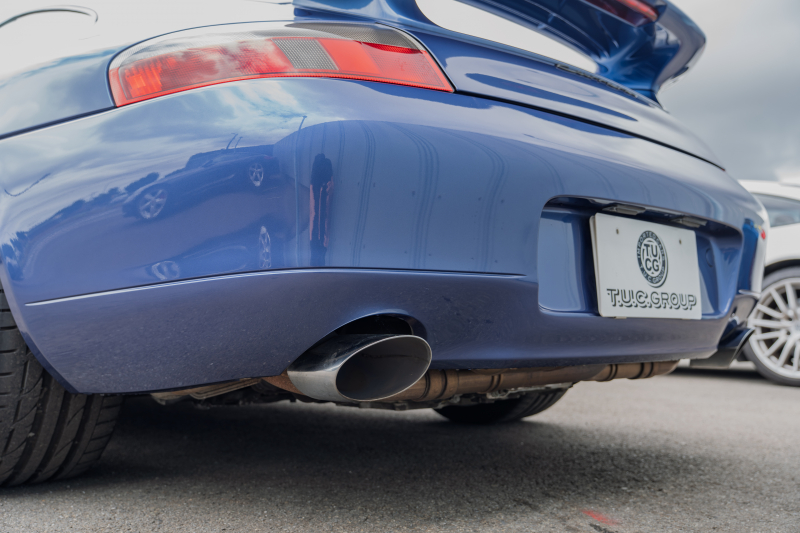 ポルシェ 911(Type996) ｶﾚﾗ　6速ﾏﾆｭｱﾙ 左ﾊﾝﾄﾞﾙ 希少ｶﾗｰ ﾌﾞﾗｯｸﾚｻﾞｰｼｰﾄ ｱﾙｶﾝﾀｰﾗﾙｰﾌﾗｲﾅｰ ｶﾚﾗﾘｱｽﾎﾟｲﾗｰ PSM ｷｾﾉﾝﾗｲﾄ ｶﾗｰｸﾚｽﾄｷｬｯﾌﾟ ﾀｰﾎﾞﾙｯｸ18ｲﾝﾁAW　2年保証