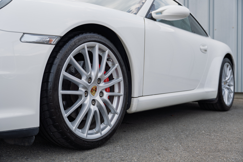 ポルシェ 911(Type997) ｶﾚﾗS ｽﾎﾟｰﾂｸﾛﾉﾊﾟｯｹｰｼﾞ　ﾌﾞﾗｯｸﾚｻﾞｰｽﾎﾟｰﾂｼｰﾄ+ ｶﾛｯﾂｪﾘｱﾅﾋﾞ PASM ｵｰﾄｴｱｺﾝ PSM ｷｾﾉﾝﾍｯﾄﾞﾗｲﾄ ｶﾗｰｸﾚｽﾄｾﾝﾀｰｷｬｯﾌﾟ ｽﾎﾟｰﾂﾃﾞｻﾞｲﾝ19ｲﾝﾁAW　2年保証