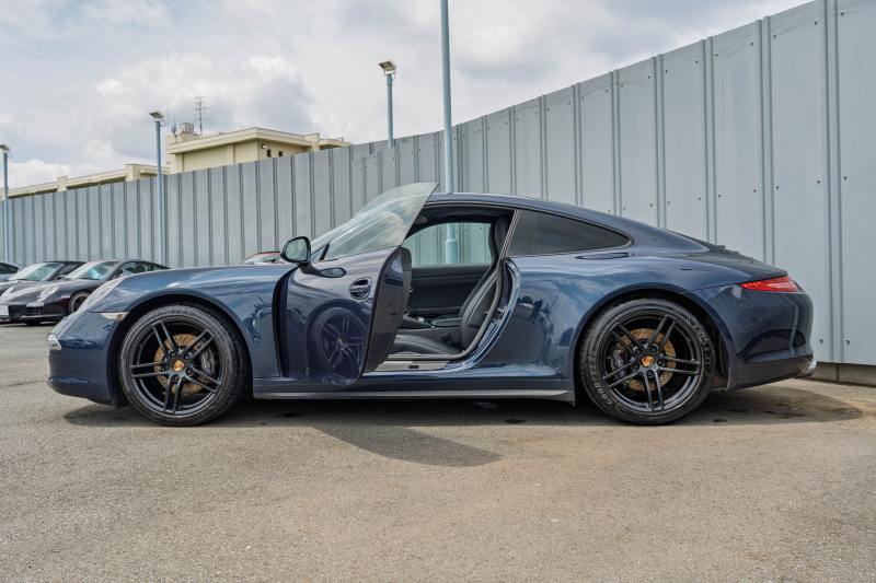 ポルシェ 911(Type991.1) ｶﾚﾗ4　ﾌﾞﾗｯｸﾚｻﾞｰｼｰﾄ ｼｰﾄﾋｰﾀｰ ﾍﾞﾝﾁﾚｰﾀｰ ｸﾗﾘｵﾝﾅﾋﾞ ﾌﾙｾｸﾞTV PASM PDLS ｴﾝﾄﾘｰﾄﾞﾗｲﾌﾞ ｽﾃｱﾘﾝｸﾞﾋｰﾀｰ ﾊﾟｰｸｱｼｽﾄ ｵｰﾄｴｱｺﾝ 電動ﾄﾞｱﾐﾗｰ ｶﾚﾗ19ｲﾝﾁAW　2年保証
