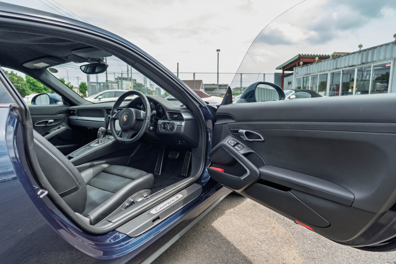 ポルシェ 911(Type991.1) ｶﾚﾗ4　ﾌﾞﾗｯｸﾚｻﾞｰｼｰﾄ ｼｰﾄﾋｰﾀｰ ﾍﾞﾝﾁﾚｰﾀｰ ｸﾗﾘｵﾝﾅﾋﾞ ﾌﾙｾｸﾞTV PASM PDLS ｴﾝﾄﾘｰﾄﾞﾗｲﾌﾞ ｽﾃｱﾘﾝｸﾞﾋｰﾀｰ ﾊﾟｰｸｱｼｽﾄ ｵｰﾄｴｱｺﾝ 電動ﾄﾞｱﾐﾗｰ ｶﾚﾗ19ｲﾝﾁAW　2年保証