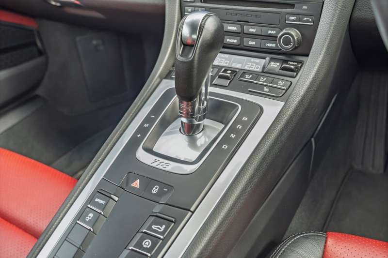 ポルシェ 718 ケイマン ﾍﾞｰｽｸﾞﾚｰﾄﾞ　ﾂｰﾄﾝﾚｻﾞｰPKG(ﾌﾞﾗｯｸ/ﾎﾞﾙﾄﾞｰﾚｯﾄﾞ) ｼｰﾄﾋｰﾀｰ PCMﾅﾋﾞ AppleCarPlay ﾊﾞｯｸｶﾒﾗ DSRC ｵｰﾄｴｱｺﾝ 電動ﾄﾞｱﾐﾗｰ ﾄﾞﾗｲﾌﾞﾚｺｰﾀﾞｰ TPM ﾎﾞｸｽﾀｰ18ｲﾝﾁｱﾙﾐﾎｲｰﾙ　2年保証