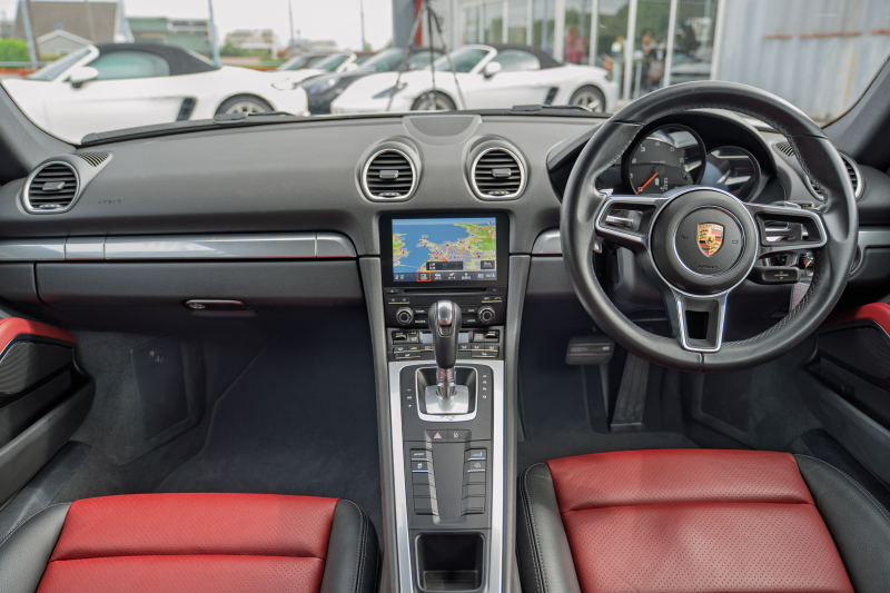 ポルシェ 718 ケイマン ﾍﾞｰｽｸﾞﾚｰﾄﾞ　ﾂｰﾄﾝﾚｻﾞｰPKG(ﾌﾞﾗｯｸ/ﾎﾞﾙﾄﾞｰﾚｯﾄﾞ) ｼｰﾄﾋｰﾀｰ PCMﾅﾋﾞ AppleCarPlay ﾊﾞｯｸｶﾒﾗ DSRC ｵｰﾄｴｱｺﾝ 電動ﾄﾞｱﾐﾗｰ ﾄﾞﾗｲﾌﾞﾚｺｰﾀﾞｰ TPM ﾎﾞｸｽﾀｰ18ｲﾝﾁｱﾙﾐﾎｲｰﾙ　2年保証