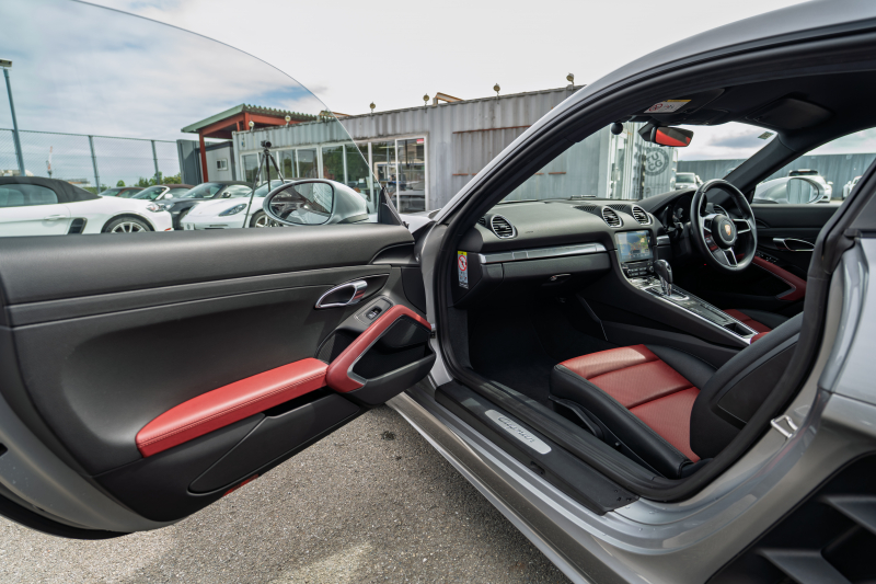 ポルシェ 718 ケイマン ﾍﾞｰｽｸﾞﾚｰﾄﾞ　ﾂｰﾄﾝﾚｻﾞｰPKG(ﾌﾞﾗｯｸ/ﾎﾞﾙﾄﾞｰﾚｯﾄﾞ) ｼｰﾄﾋｰﾀｰ PCMﾅﾋﾞ AppleCarPlay ﾊﾞｯｸｶﾒﾗ DSRC ｵｰﾄｴｱｺﾝ 電動ﾄﾞｱﾐﾗｰ ﾄﾞﾗｲﾌﾞﾚｺｰﾀﾞｰ TPM ﾎﾞｸｽﾀｰ18ｲﾝﾁｱﾙﾐﾎｲｰﾙ　2年保証