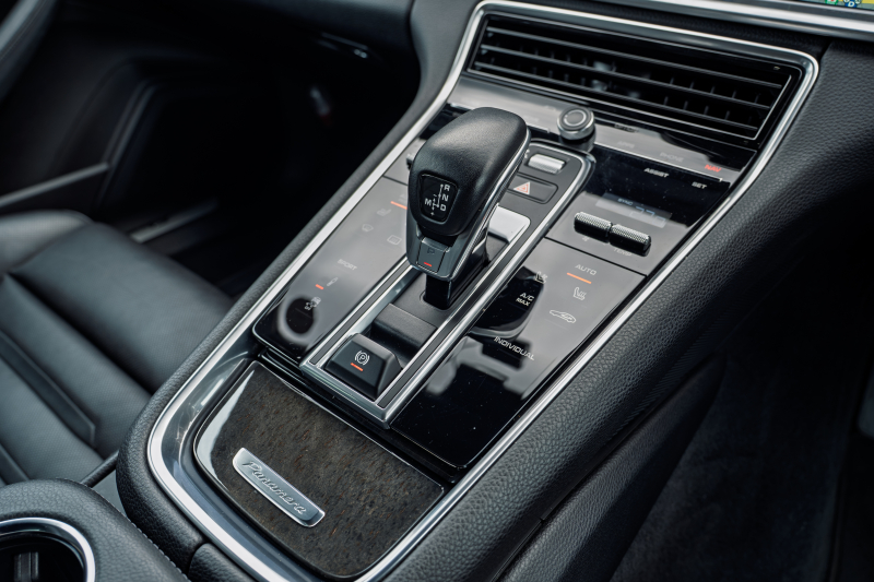 ポルシェ パナメーラ 4　MY18 ﾌﾞﾗｯｸﾚｻﾞｰｼｰﾄ ｼｰﾄﾋｰﾀｰ ﾍﾞﾝﾁﾚｰﾀｰ PCMﾅﾋﾞ AppleCarPlay ｱﾗｳﾝﾄﾞﾋﾞｭｰ PASM/ｴｱｻｽ PDLS ｴﾝﾄﾘｰﾄﾞﾗｲﾌﾞ 911ﾀｰﾎﾞﾃﾞｻﾞｲﾝ21ｲﾝﾁAW　2年保証