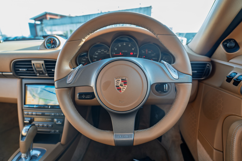 ポルシェ 911(Type997) ｶﾚﾗ ｽﾎﾟｰﾂｸﾛﾉPKG　後期ﾓﾃﾞﾙ 7速PDK ｻﾝﾄﾞﾍﾞｰｼﾞｭﾚｻﾞｰｼｰﾄ ｼｰﾄﾋｰﾀｰ ｱﾙｶﾝﾀｰﾗﾙｰﾌﾗｲﾅｰ ｶﾛｯﾂｪﾘｱﾅﾋﾞ ﾌﾙｾｸﾞ ﾀﾞｲﾅﾐｯｸｺｰﾅﾘﾝｸﾞﾗｲﾄ ARQRAYﾏﾌﾗｰ momo20ｲﾝﾁAW　2年保証