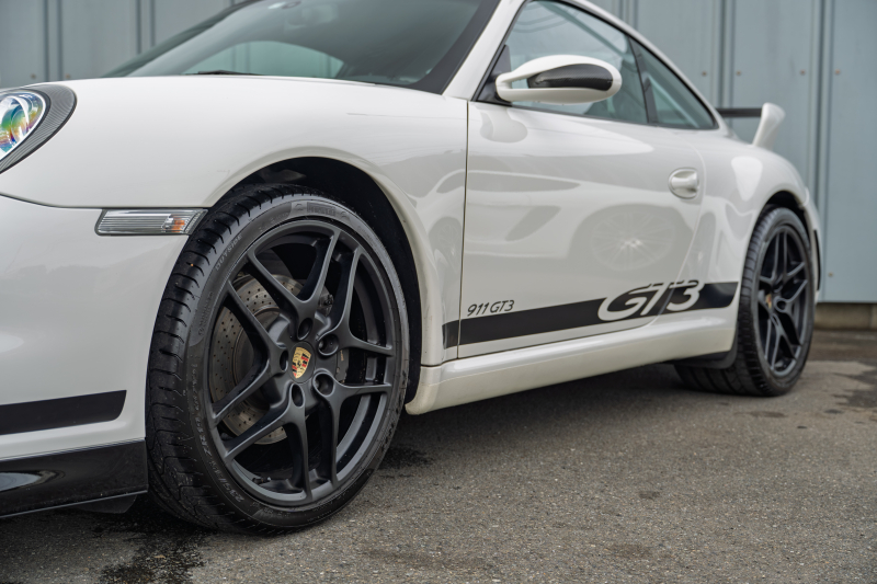 ポルシェ 911(Type997) ｶﾚﾗ　GT3ﾙｯｸｴｱﾛ ﾌﾞﾗｯｸﾚｻﾞｰｼｰﾄ ｼｰﾄﾋｰﾀｰ ｱﾙｶﾝﾀｰﾗﾙｰﾌﾗｲﾅｰ ﾊﾟｲｵﾆｱﾅﾋﾞ ｵｰﾄｴｱｺﾝ PSM ｷｾﾉﾝﾗｲﾄ F/Rﾌｫｸﾞ 後期ｶﾚﾗS19ｲﾝﾁAW　2年保証