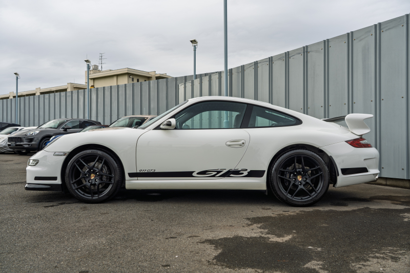 ポルシェ 911(Type997) ｶﾚﾗ　GT3ﾙｯｸｴｱﾛ ﾌﾞﾗｯｸﾚｻﾞｰｼｰﾄ ｼｰﾄﾋｰﾀｰ ｱﾙｶﾝﾀｰﾗﾙｰﾌﾗｲﾅｰ ﾊﾟｲｵﾆｱﾅﾋﾞ ｵｰﾄｴｱｺﾝ PSM ｷｾﾉﾝﾗｲﾄ F/Rﾌｫｸﾞ 後期ｶﾚﾗS19ｲﾝﾁAW　2年保証