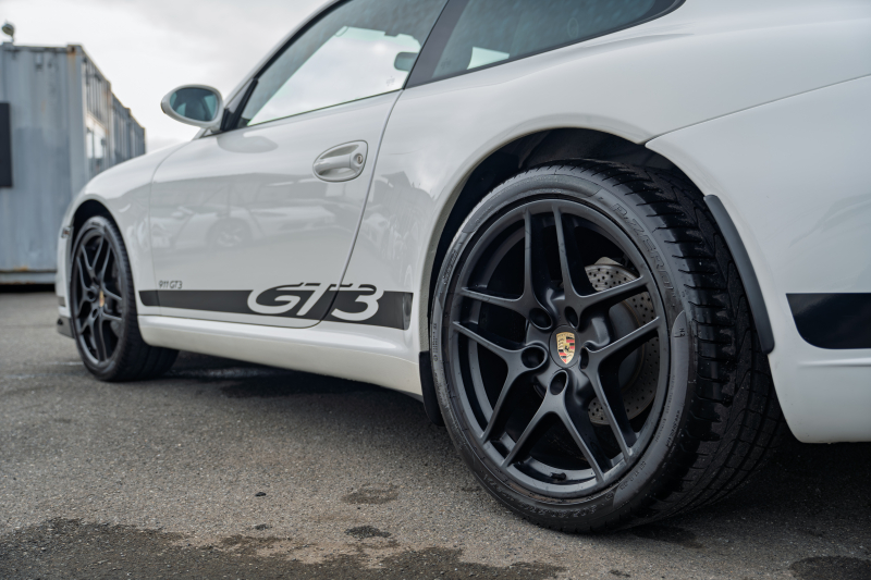 ポルシェ 911(Type997) ｶﾚﾗ　GT3ﾙｯｸｴｱﾛ ﾌﾞﾗｯｸﾚｻﾞｰｼｰﾄ ｼｰﾄﾋｰﾀｰ ｱﾙｶﾝﾀｰﾗﾙｰﾌﾗｲﾅｰ ﾊﾟｲｵﾆｱﾅﾋﾞ ｵｰﾄｴｱｺﾝ PSM ｷｾﾉﾝﾗｲﾄ F/Rﾌｫｸﾞ 後期ｶﾚﾗS19ｲﾝﾁAW　2年保証
