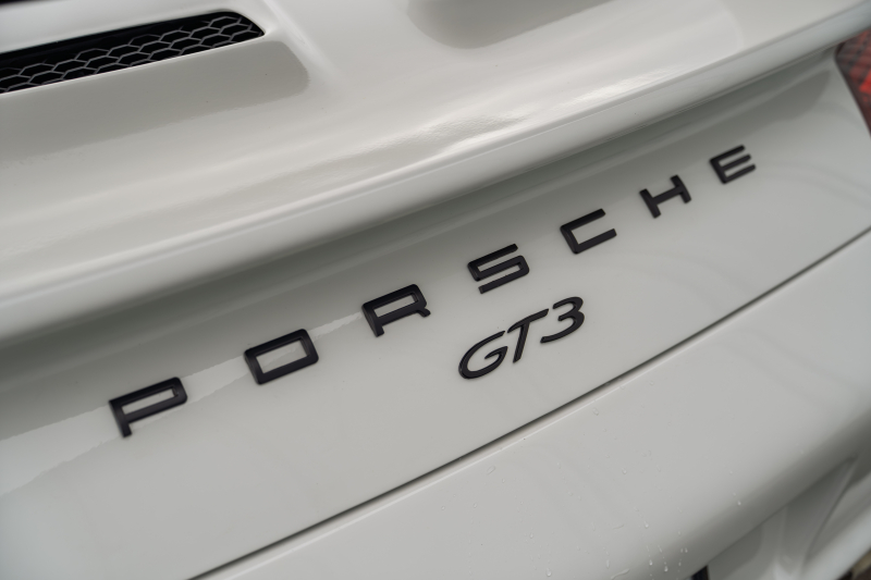 ポルシェ 911(Type997) ｶﾚﾗ　GT3ﾙｯｸｴｱﾛ ﾌﾞﾗｯｸﾚｻﾞｰｼｰﾄ ｼｰﾄﾋｰﾀｰ ｱﾙｶﾝﾀｰﾗﾙｰﾌﾗｲﾅｰ ﾊﾟｲｵﾆｱﾅﾋﾞ ｵｰﾄｴｱｺﾝ PSM ｷｾﾉﾝﾗｲﾄ F/Rﾌｫｸﾞ 後期ｶﾚﾗS19ｲﾝﾁAW　2年保証