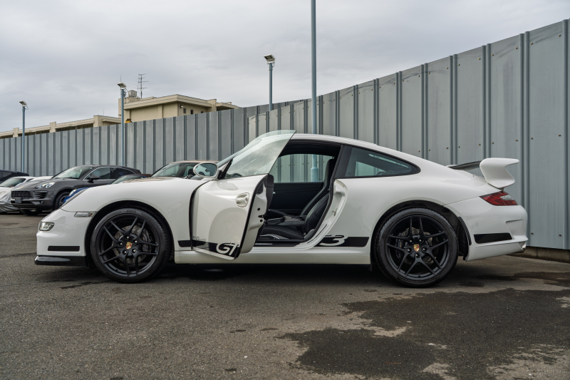 ポルシェ 911(Type997) ｶﾚﾗ　GT3ﾙｯｸｴｱﾛ ﾌﾞﾗｯｸﾚｻﾞｰｼｰﾄ ｼｰﾄﾋｰﾀｰ ｱﾙｶﾝﾀｰﾗﾙｰﾌﾗｲﾅｰ ﾊﾟｲｵﾆｱﾅﾋﾞ ｵｰﾄｴｱｺﾝ PSM ｷｾﾉﾝﾗｲﾄ F/Rﾌｫｸﾞ 後期ｶﾚﾗS19ｲﾝﾁAW　2年保証