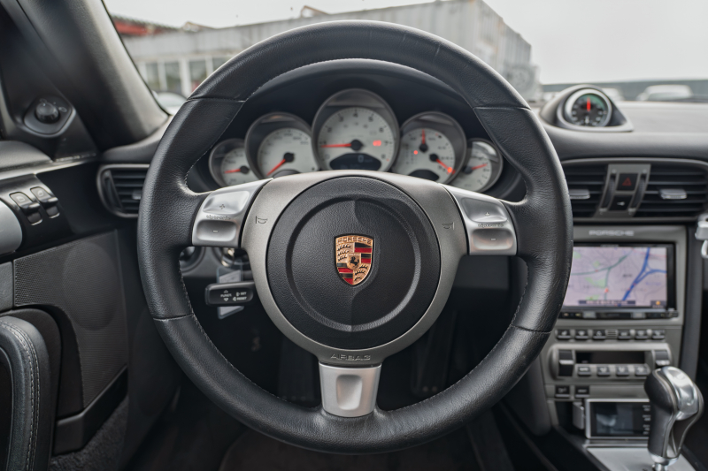 ポルシェ 911(Type997) ｶﾚﾗ　GT3ﾙｯｸｴｱﾛ ﾌﾞﾗｯｸﾚｻﾞｰｼｰﾄ ｼｰﾄﾋｰﾀｰ ｱﾙｶﾝﾀｰﾗﾙｰﾌﾗｲﾅｰ ﾊﾟｲｵﾆｱﾅﾋﾞ ｵｰﾄｴｱｺﾝ PSM ｷｾﾉﾝﾗｲﾄ F/Rﾌｫｸﾞ 後期ｶﾚﾗS19ｲﾝﾁAW　2年保証