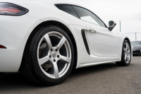 ポルシェ 718 ケイマン ｽﾎﾟｰﾂｸﾛﾉPKG　MY18 6速MT ﾌﾞﾗｯｸﾊｰﾌﾚｻﾞｰ PCMﾅﾋﾞ AppleCarPlay ｽﾎﾟｰﾂｴｸﾞｿﾞｰｽﾄ PASM ｷｾﾉﾝ ｵｰﾄｴｱｺﾝ TPM ｹｲﾏﾝS19ｲﾝﾁAW　2年保証