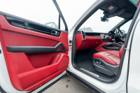 ポルシェ カイエン ﾍﾞｰｽｸﾞﾚｰﾄﾞ　ﾌﾞﾗｯｸ/ﾎﾞﾙﾄﾞｰﾚｯﾄﾞﾂｰﾄﾝｲﾝﾃ ﾊﾟﾉﾗﾏSR PCMﾅﾋﾞ CarPlay ｴﾝﾄﾘｰﾄﾞﾗｲﾌﾞ ACC ｱﾗｳﾝﾄﾞﾋﾞｭｰ TPM ｶｲｴﾝﾃﾞｻﾞｲﾝ20AW　2年保証