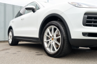 ポルシェ カイエン ﾍﾞｰｽｸﾞﾚｰﾄﾞ　ﾌﾞﾗｯｸ/ﾎﾞﾙﾄﾞｰﾚｯﾄﾞﾂｰﾄﾝｲﾝﾃ ﾊﾟﾉﾗﾏSR PCMﾅﾋﾞ CarPlay ｴﾝﾄﾘｰﾄﾞﾗｲﾌﾞ ACC ｱﾗｳﾝﾄﾞﾋﾞｭｰ TPM ｶｲｴﾝﾃﾞｻﾞｲﾝ20AW　2年保証