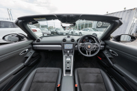 ポルシェ 718 ボクスター ﾍﾞｰｽｸﾞﾚｰﾄﾞ ｽﾎﾟｰﾂｸﾛﾉPKG　ﾌﾞﾗｯｸﾊｰﾌﾚｻﾞｰｼｰﾄ ﾌﾞﾗｯｸｿﾌﾄﾄｯﾌﾟ PCMﾅﾋﾞ CarPlay ｽﾎﾟｰﾂｴｸﾞｿﾞｰｽﾄ PDLS+/LEDﾗｲﾄ ｵｰﾄｴｱｺﾝ TPM ﾊﾟｰｸｱｼｽﾄ 電格ﾐﾗｰ ｶﾚﾗS20ｲﾝﾁAW　2年保証