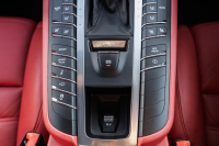 ポルシェ マカン ﾀｰﾎﾞ ｽﾎﾟｰﾂｸﾛﾉPKG　ﾂｰﾄﾝﾚｻﾞｰｲﾝﾃﾘｱ(ｶﾞｰﾈｯﾄﾚｯﾄﾞ/ﾌﾞﾗｯｸ) ｱﾀﾞﾌﾟﾃｨﾌﾞｽﾎﾟｰﾂｼｰﾄ ﾍﾞﾝﾁﾚｰﾀｰ ﾊﾟﾉﾗﾏｻﾝﾙｰﾌ ﾅﾋﾞTV PASM/ｴｱｻｽ ｴﾝﾄﾘｰﾄﾞﾗｲﾌﾞ RSｽﾊﾟｲﾀﾞｰ20ｲﾝﾁAW　2年保証