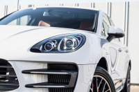 ポルシェ マカン ﾀｰﾎﾞ ｽﾎﾟｰﾂｸﾛﾉPKG　ﾂｰﾄﾝﾚｻﾞｰｲﾝﾃﾘｱ(ｶﾞｰﾈｯﾄﾚｯﾄﾞ/ﾌﾞﾗｯｸ) ｱﾀﾞﾌﾟﾃｨﾌﾞｽﾎﾟｰﾂｼｰﾄ ﾍﾞﾝﾁﾚｰﾀｰ ﾊﾟﾉﾗﾏｻﾝﾙｰﾌ ﾅﾋﾞTV PASM/ｴｱｻｽ ｴﾝﾄﾘｰﾄﾞﾗｲﾌﾞ RSｽﾊﾟｲﾀﾞｰ20ｲﾝﾁAW　2年保証