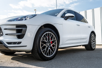 ポルシェ マカン ﾀｰﾎﾞ ｽﾎﾟｰﾂｸﾛﾉPKG　ﾂｰﾄﾝﾚｻﾞｰｲﾝﾃﾘｱ(ｶﾞｰﾈｯﾄﾚｯﾄﾞ/ﾌﾞﾗｯｸ) ｱﾀﾞﾌﾟﾃｨﾌﾞｽﾎﾟｰﾂｼｰﾄ ﾍﾞﾝﾁﾚｰﾀｰ ﾊﾟﾉﾗﾏｻﾝﾙｰﾌ ﾅﾋﾞTV PASM/ｴｱｻｽ ｴﾝﾄﾘｰﾄﾞﾗｲﾌﾞ RSｽﾊﾟｲﾀﾞｰ20ｲﾝﾁAW　2年保証