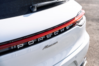 ポルシェ マカン ﾍﾞｰｽｸﾞﾚｰﾄﾞ　ﾌﾞﾗｯｸﾊｰﾌﾚｻﾞｰ ｼｰﾄﾋｰﾀｰ ﾊﾟﾉﾗﾏｻﾝﾙｰﾌ PCMﾅﾋﾞ ｱﾗｳﾝﾄﾞﾋﾞｭｰ ｴﾝﾄﾘｰﾄﾞﾗｲﾌﾞ ACC ﾚｰﾝﾁｪﾝｼﾞ ﾊﾟｰｸｱｼｽﾄ LEDﾗｲﾄ TPM ﾏｶﾝｽﾎﾟｰﾂ19ｲﾝﾁAW　2年保証