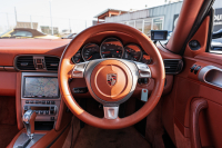 ポルシェ 911(Type997) ｶﾚﾗ　ﾃﾗｺｯﾀﾚｻﾞｰｼｰﾄ ｱﾙｶﾝﾀｰﾗﾙｰﾌﾗｲﾅｰ ｲｸﾘﾌﾟｽﾅﾋﾞTV ｵｰﾄｴｱｺﾝ PSM ｷｾﾉﾝﾗｲﾄ F/Rﾌｫｸﾞ ｽﾎﾟｰﾂﾃﾞｻﾞｲﾝ19ｲﾝﾁAW　2年保証