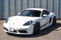 ポルシェ 718 ケイマン ﾍﾞｰｽｸﾞﾚｰﾄﾞ ｽﾎﾟｰﾂｸﾛﾉPKG　ﾌﾞﾗｯｸﾊｰﾌﾚｻﾞｰ PCMﾅﾋﾞTV CarPlay 電格ﾐﾗｰ ｷｾﾉﾝﾗｲﾄ ﾀﾞｳﾝｻｽ ﾜｲﾄﾞｽﾍﾟｰｻｰ ﾎﾞｸｽﾀｰS19ｲﾝﾁAW　2年保証