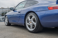 ポルシェ 911(Type996) ｶﾚﾗ　6速ﾏﾆｭｱﾙ 左ﾊﾝﾄﾞﾙ 希少ｶﾗｰ ﾌﾞﾗｯｸﾚｻﾞｰｼｰﾄ ｱﾙｶﾝﾀｰﾗﾙｰﾌﾗｲﾅｰ ｶﾚﾗﾘｱｽﾎﾟｲﾗｰ PSM ｷｾﾉﾝﾗｲﾄ ｶﾗｰｸﾚｽﾄｷｬｯﾌﾟ ﾀｰﾎﾞﾙｯｸ18ｲﾝﾁAW　2年保証