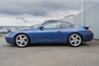 ポルシェ 911(Type996) ｶﾚﾗ　6速ﾏﾆｭｱﾙ 左ﾊﾝﾄﾞﾙ 希少ｶﾗｰ ﾌﾞﾗｯｸﾚｻﾞｰｼｰﾄ ｱﾙｶﾝﾀｰﾗﾙｰﾌﾗｲﾅｰ ｶﾚﾗﾘｱｽﾎﾟｲﾗｰ PSM ｷｾﾉﾝﾗｲﾄ ｶﾗｰｸﾚｽﾄｷｬｯﾌﾟ ﾀｰﾎﾞﾙｯｸ18ｲﾝﾁAW　2年保証