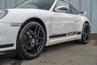ポルシェ 911(Type997) ｶﾚﾗ　GT3ﾙｯｸｴｱﾛ ﾌﾞﾗｯｸﾚｻﾞｰｼｰﾄ ｼｰﾄﾋｰﾀｰ ｱﾙｶﾝﾀｰﾗﾙｰﾌﾗｲﾅｰ ﾊﾟｲｵﾆｱﾅﾋﾞ ｵｰﾄｴｱｺﾝ PSM ｷｾﾉﾝﾗｲﾄ F/Rﾌｫｸﾞ 後期ｶﾚﾗS19ｲﾝﾁAW　2年保証